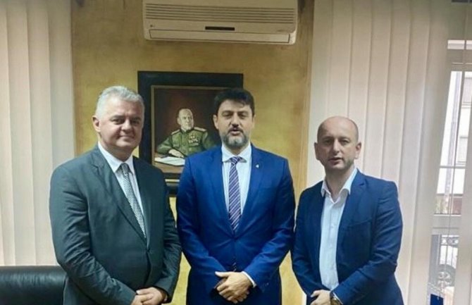 Knežević: Nikakve lične i partijske interese ne žele stavljati iznad narodnih i državnih