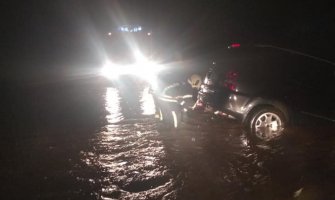 Nevrijeme pogodilo primorje Crne Gore: U Tivtu auto završilo u potoku, u Budvi ulice poplavljene