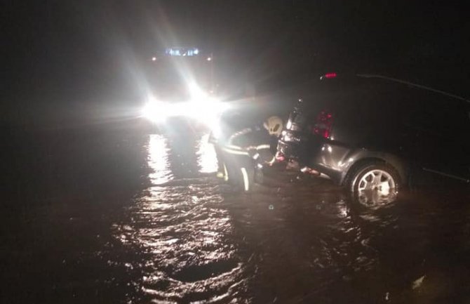 Nevrijeme pogodilo primorje Crne Gore: U Tivtu auto završilo u potoku, u Budvi ulice poplavljene