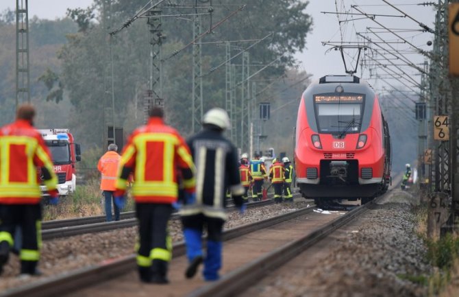 Njemačka: Dva brata tinejdžera usmrtio voz dok su pretrčavali prugu