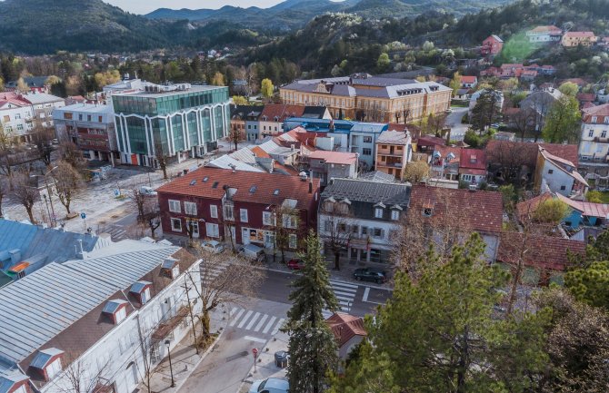 Nove mjere na Cetinju:  Zatvaraju se tržnica i pijaca, igrališta na otvorenom, zabranjen rad sa strankama