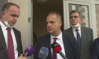 Među zahtjevima albanske koalicije Morsko dobro, Valdanos, Solana, decentralizacija sistema obrazovanja, zdravstva