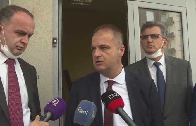 Među zahtjevima albanske koalicije Morsko dobro, Valdanos, Solana, decentralizacija sistema obrazovanja, zdravstva