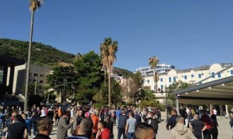 Oko 1.000 ugostiteljskih radnika na protestu u BD: Povucite mjere ili ćemo otvoriti lokale