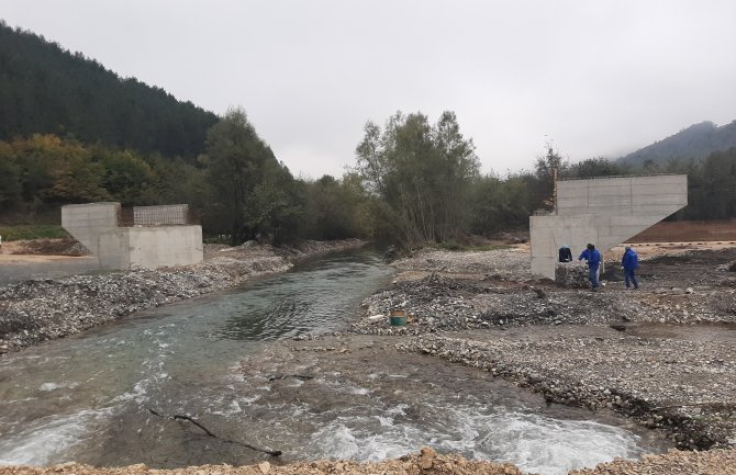Napreduju radovi u Bistrici,  izgrađene betonske stope mosta, grade se vodopropusti, potporni zidovi...