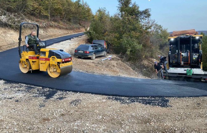 Vlada nastavlja sa podrškom vrijednim domaćinima iz Bijelog Polja: Asfaliranje seoskih puteva u više mjesnih zajednica