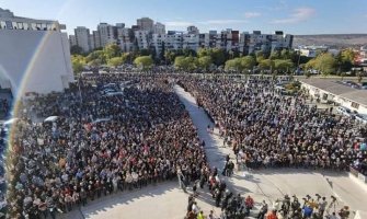 Vjernici na koljenima poslednji put dočekali mitropolita Amfilohija
