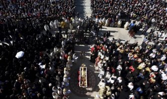 Izvještaj AP o sahrani Amfilohija: Ogromna masa uprkos rastućoj infekciji