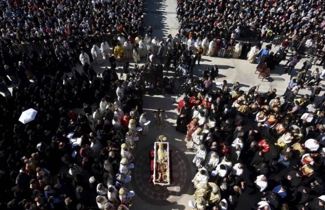 Izvještaj AP o sahrani Amfilohija: Ogromna masa uprkos rastućoj infekciji