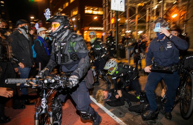 Demonstracije u Njujorku: Dan nakon izbora sukob policije i pristalica Bajdena, saobraćaj blokiran