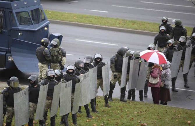 Na protestima protiv Lukašenka uhapšeno 400 osoba, među njima i javne ličnosti 