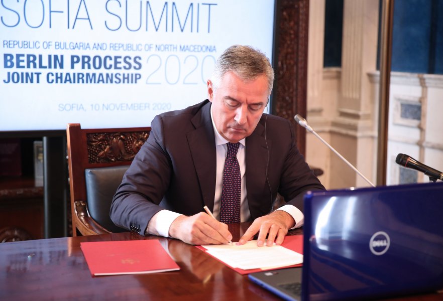 Predsjednikpotpisivanje1