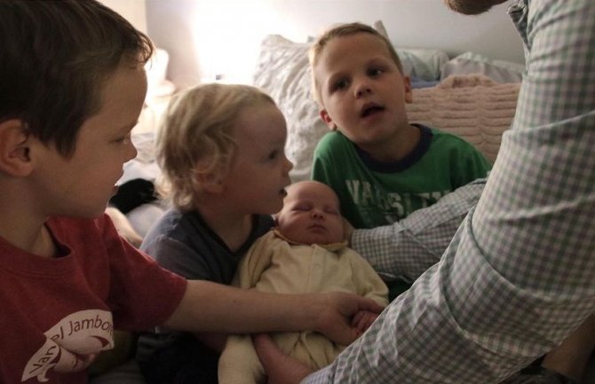 Posle 14 sinova, rodila ćerku