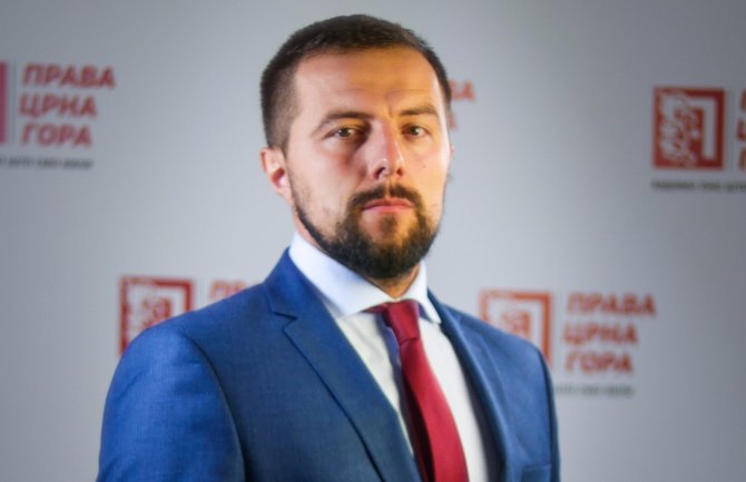 Šušić: Ozbiljni ljudi prednost daju Skupštini, a ne simbolici