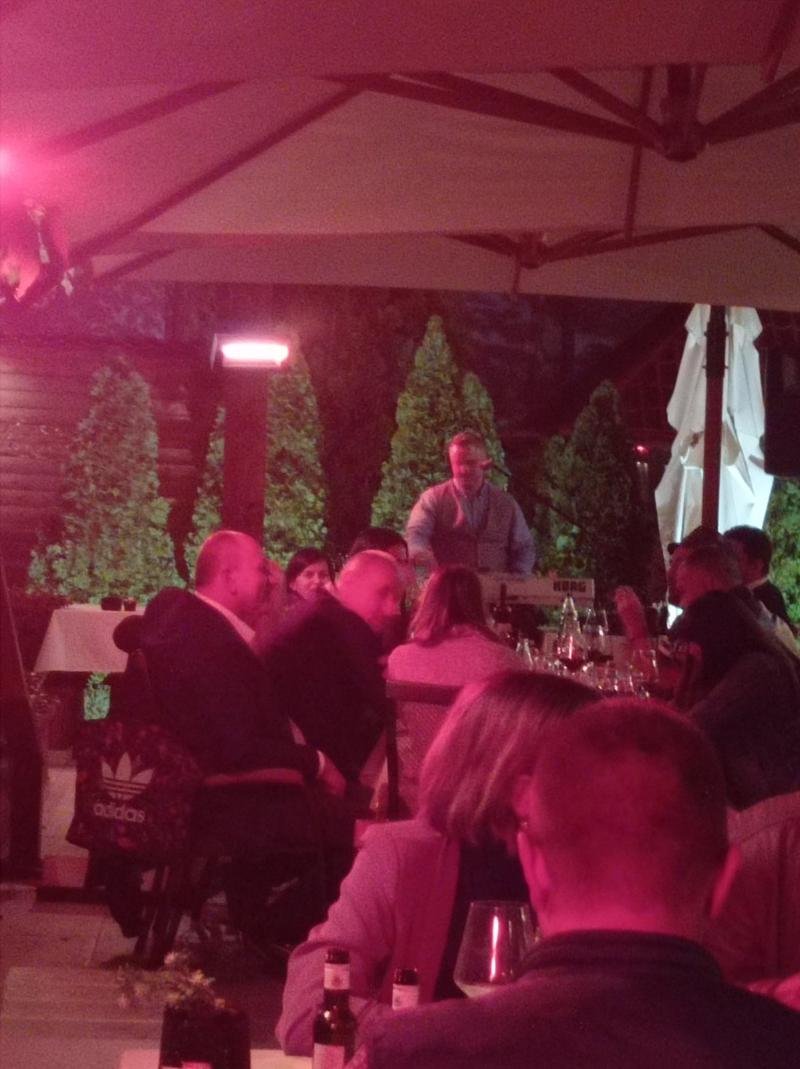 Veselinuriiuprovodusasaradnicimanaraunfirme