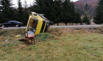 Udes u Ravnoj Rijeci: Kamion sletio s puta, teže povrijeđena jedna osoba(FOTO)