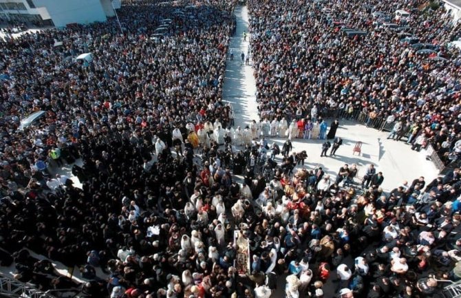 Nema krivičnog djela u okupljanju građana na sahrani Amfilohija