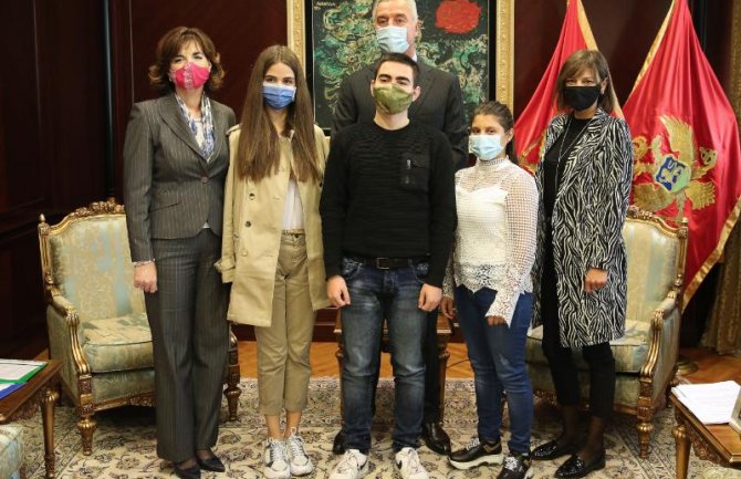 Omogućiti fizičko prisustvo nastavi svuda gdje je moguće