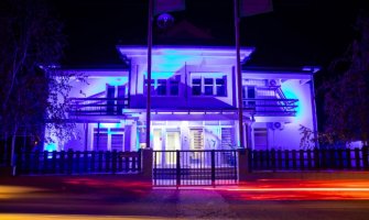 Zgrada Dnevnog centra na Cetinju osvijetljena plavom bojom