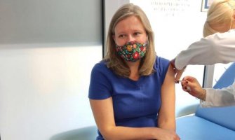 Ambasadorka Velike Britanije u CG: Primiću vakcinu protiv kovida, vjerujem u moć nauke