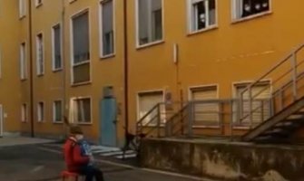 Deka iz Italije rasplakao svijet: Svirao  ispred bolnice za suprugu na samrti (VIDEO)