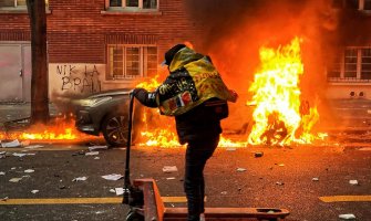 Pariz: Demonstranti vatrometom na policiju, oni uzvratili suzavcem (VIDEO)