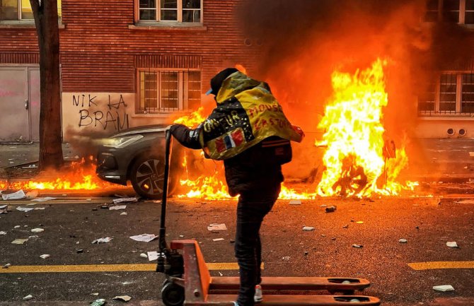 Pariz: Demonstranti vatrometom na policiju, oni uzvratili suzavcem (VIDEO)