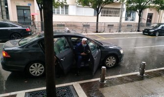 Novi premijer na sjednicu Vlade došao taksijem