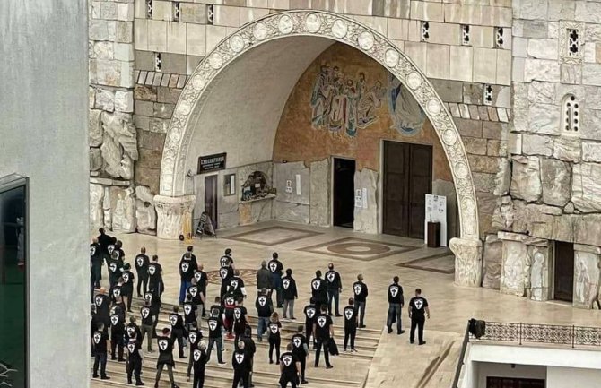 Policija kontrolisala 31 osobu koje su se danas okupile ispred Hrama