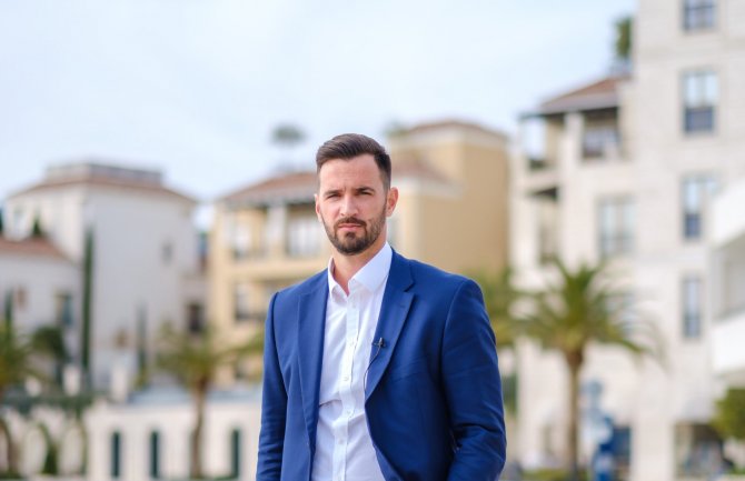 Đurović: Tivat ne prodajemo za fotelje, sporni napis samo postavljen, fotografisan i uklonjen 