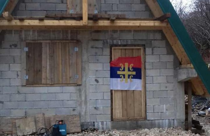 Članici Izvršnog odbora DPS na vratima kuće zaheftali srpsku zastavu