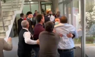 Incident u zgradi opštine Budva: Napali odbornika DPS koji je napustio Skupštinu