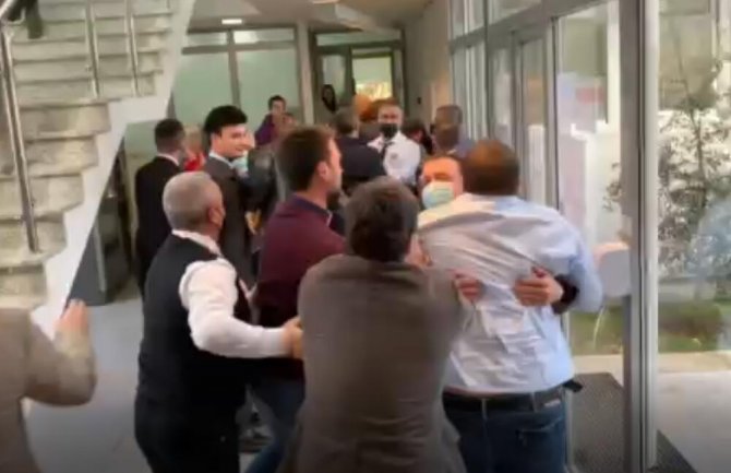Incident u zgradi opštine Budva: Napali odbornika DPS koji je napustio Skupštinu