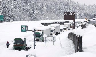 Japan: Sniježna oluja, kolona blokiranih automobila duga 15 km 