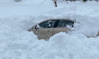 10 sati proveo bez grijanja zarobljen u automobilu ispod metar ipo snijega