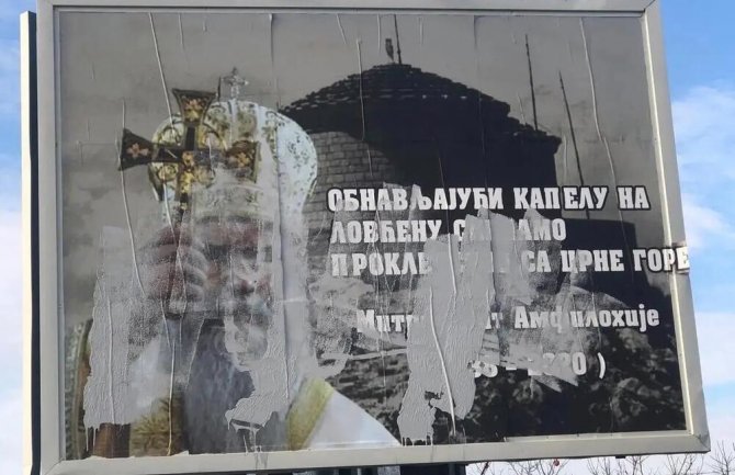 Knežević: Oskrnavljeni bilbodi Patrijarha Irineja i Mitropolita Amfilohija u Zeti, procesuirati Vukovića