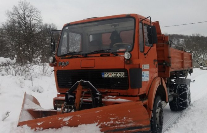 Ekipe gradskih Puteva čiste snijeg na više putnih pravaca