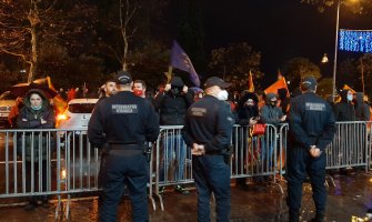 Građani se ponovo okupljaju ispred Skupštine