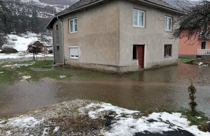 Adžićima voda stigla do praga: Alarmantne fotografije ugrožene kuće, za sada bez reakcije nadležnih 