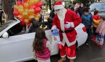 Hiljadu najmlađih Budvana dobilo novogodišnje paketiće(VIDEO)