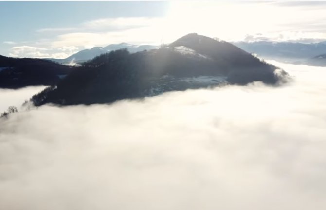 Bijelo Polje, grad u magli, pogledajte snimak poput onih iz holivudskih filmova (VIDEO)