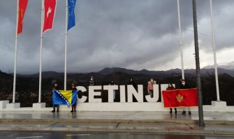 Osam mladih osoba minutom ćutanja odalo počast tragično preminulim vršnjacima