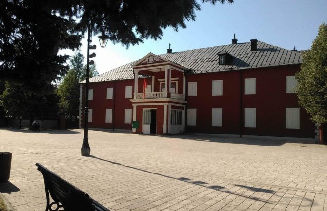 Cetinjani sjutra nalažu badnjak ispred Dvora Petrovića