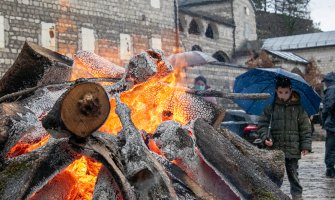 Mitropolija i vjernici SPC nalagali badnjake ispred Cetinjskog manastira