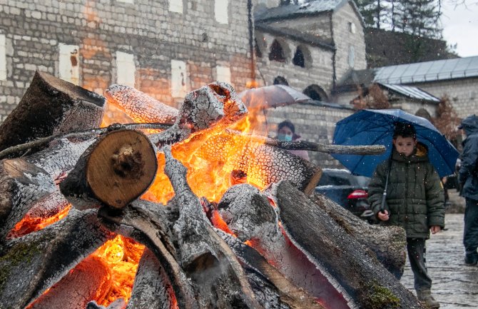 Mitropolija i vjernici SPC nalagali badnjake ispred Cetinjskog manastira