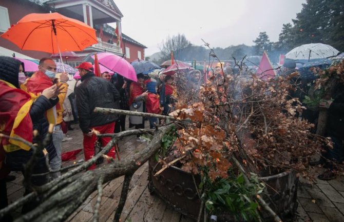 Vjernici CPC naložili Badnjake na Cetinjskom trgu: Nama ne trebaju litije