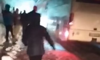 Džipovima izvukli autobus sa putnicima na putu Berane - Rožaje (VIDEO)