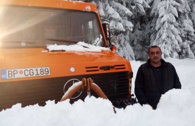 U pojedinim krajevima bjelopoljske opštine i preko pola metra snijega, prohodni glavni putni pravci