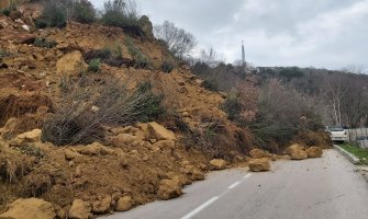Ulcinj: Obrušila se zemlja na vozila u pokretu, jedna osoba povrijeđena