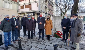 Položen vijenac na spomenik herojima Gojku Kruški i Musi Buti Hodžiću